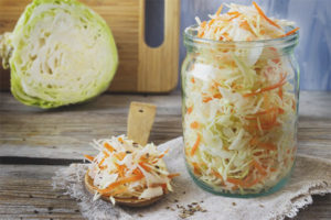 Sauerkraut para sa taglamig sa mga bangko