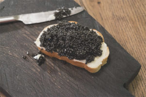 Paano kumain ng itim na caviar