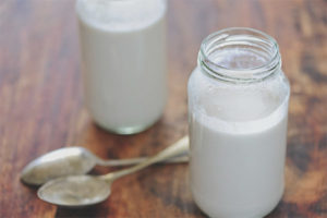 Paano gumawa ng homemade kefir mula sa gatas