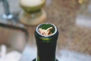 Paano mabubuksan ang champagne kung nasira ang tapunan